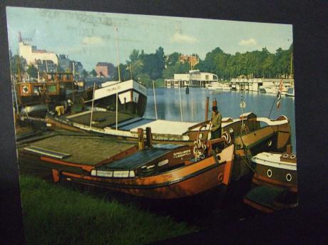 Groningen Verbindingskanaal met oude boten in het water